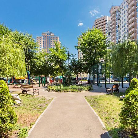Large 2 Room Apartment With A Beautiful View 2 Min Metro Chernigivska Kiev Exterior foto