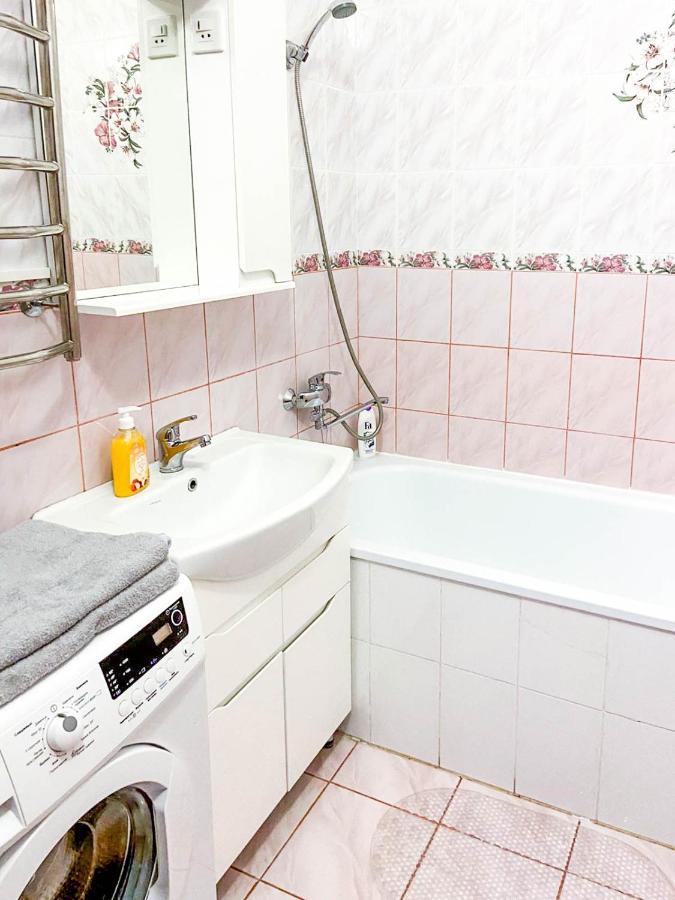 Large 2 Room Apartment With A Beautiful View 2 Min Metro Chernigivska Kiev Exterior foto