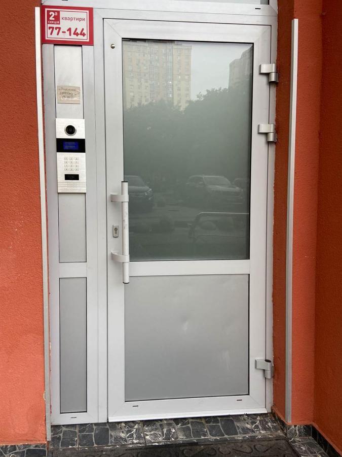 Large 2 Room Apartment With A Beautiful View 2 Min Metro Chernigivska Kiev Exterior foto