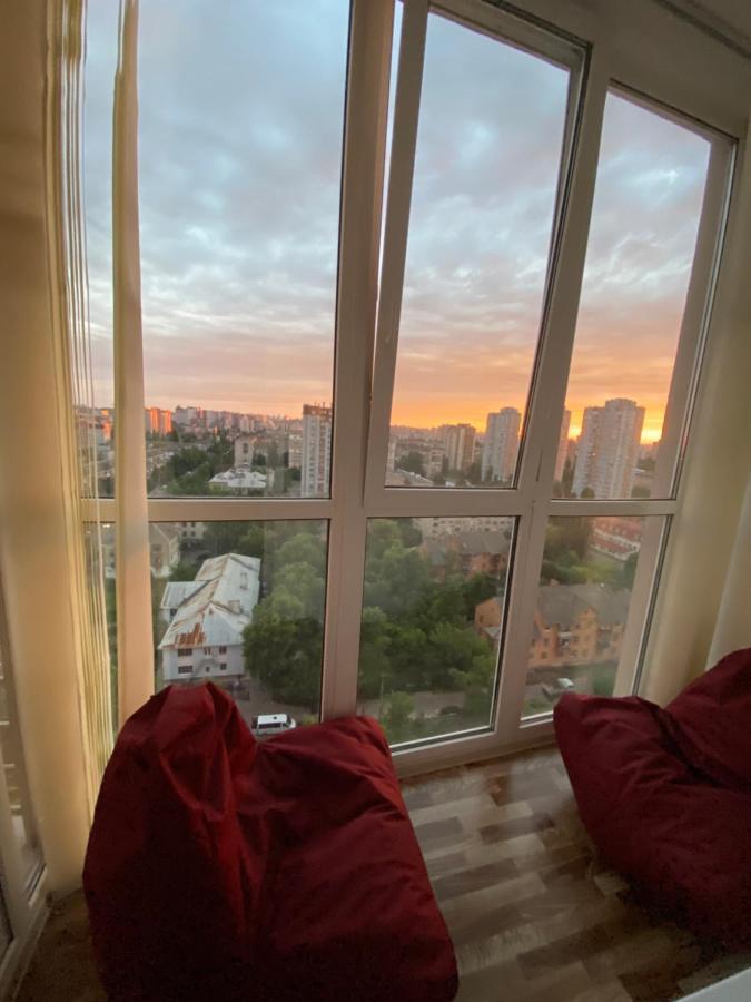 Large 2 Room Apartment With A Beautiful View 2 Min Metro Chernigivska Kiev Exterior foto