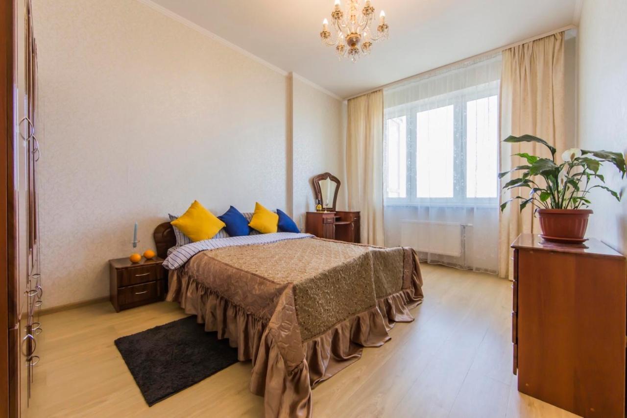 Large 2 Room Apartment With A Beautiful View 2 Min Metro Chernigivska Kiev Exterior foto