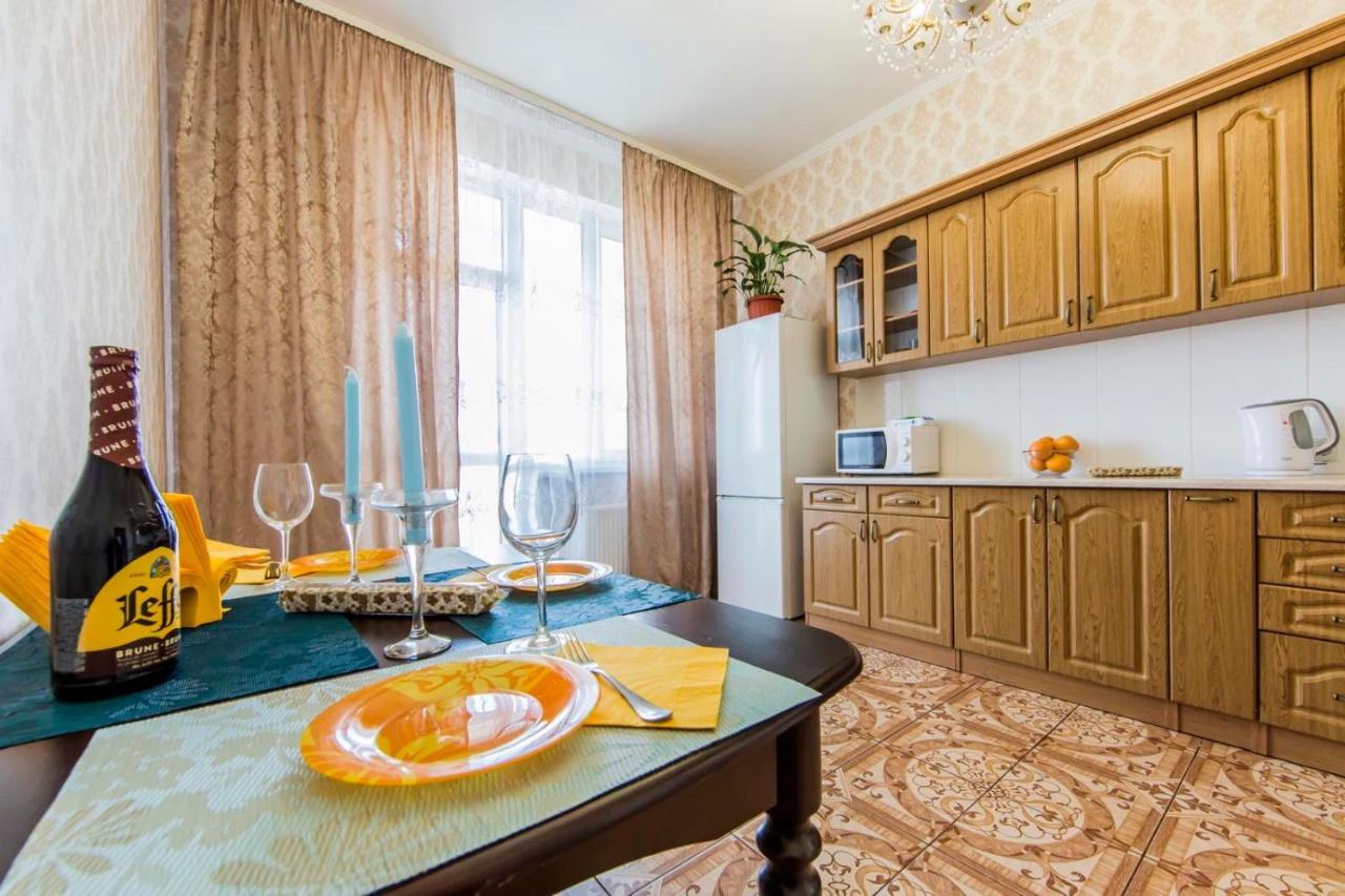 Large 2 Room Apartment With A Beautiful View 2 Min Metro Chernigivska Kiev Exterior foto