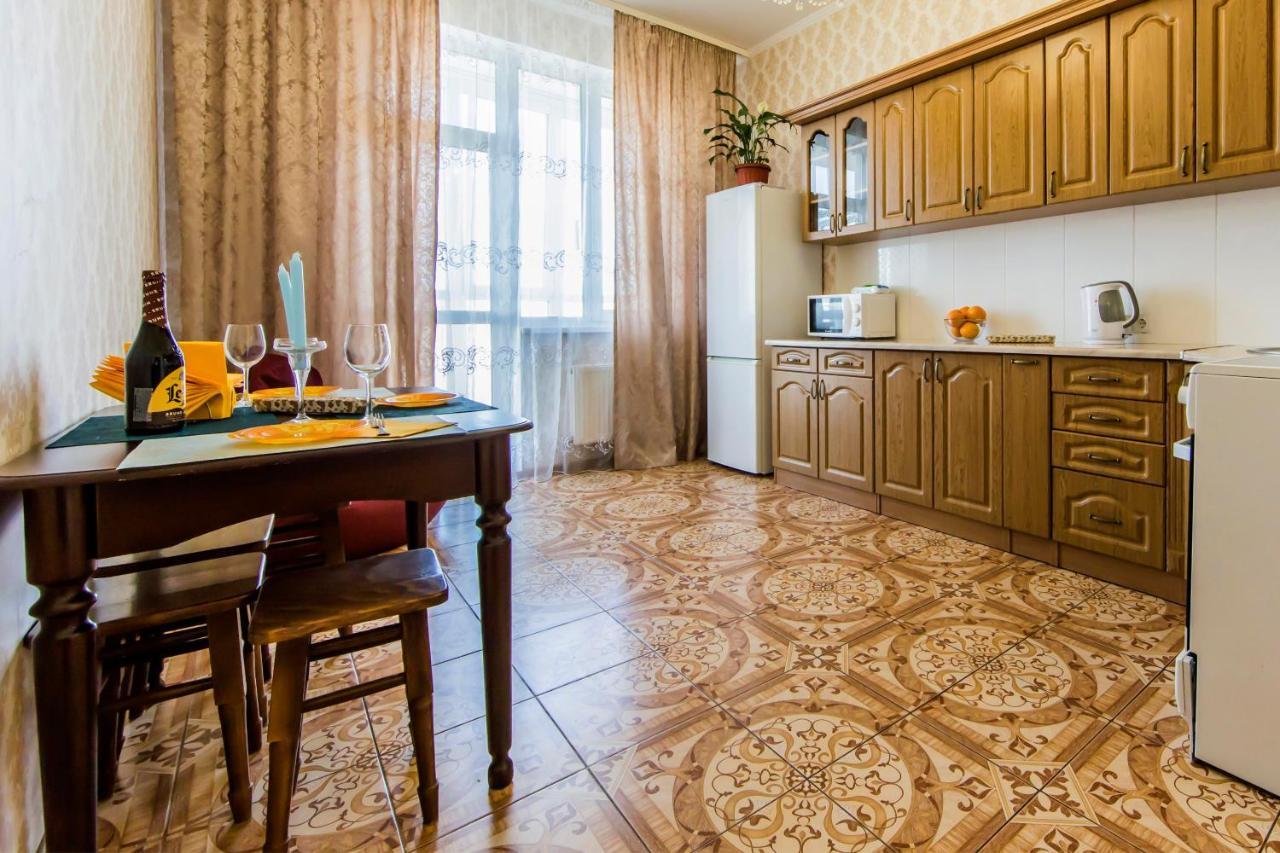 Large 2 Room Apartment With A Beautiful View 2 Min Metro Chernigivska Kiev Exterior foto